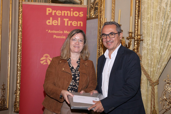 La presidenta de Adif, Mar�a Luisa Dom�nguez, con Juan Mar�a Calles, primer premio de Poes�a