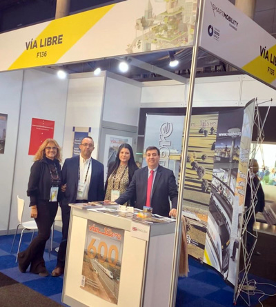 El director gerente de la Fundaci�n y la directora del Museo del Ferrocarril de Catalu�a visitan el stand de V�a Libre