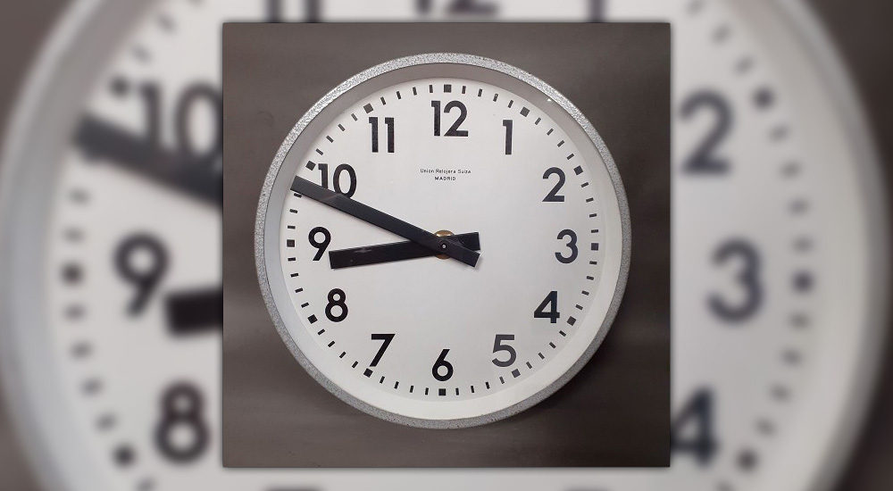 Pieza del trimestre del Museo del Ferrocarril de Madrid: reloj el�ctrico de gabinete de la d�cada de 1970