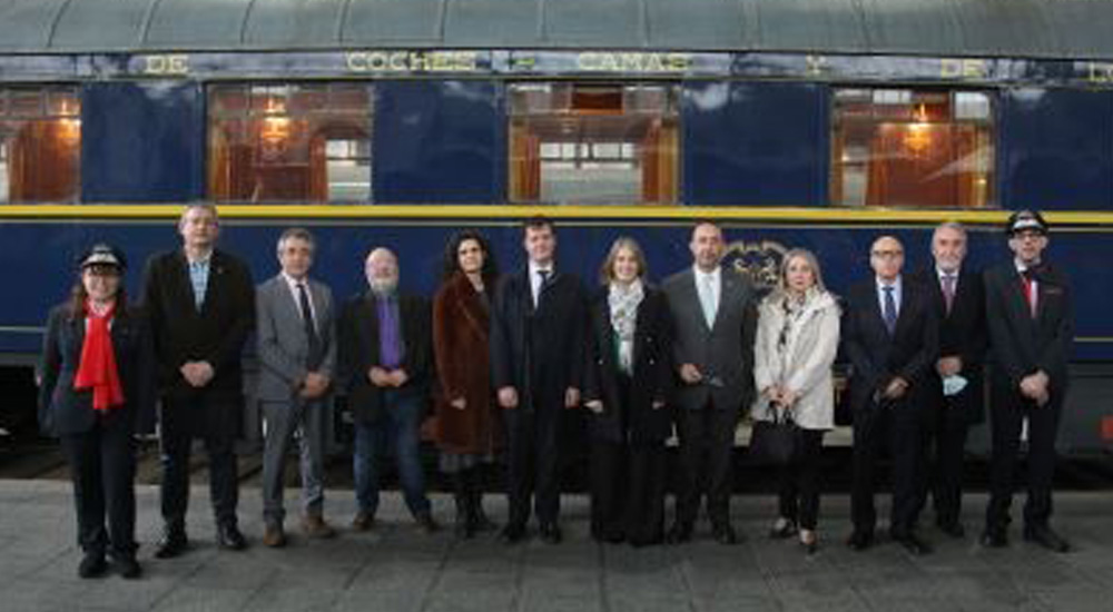 Profesores y profesoras, protagonistas de la primera circulaci�n del Tren de la Fresa