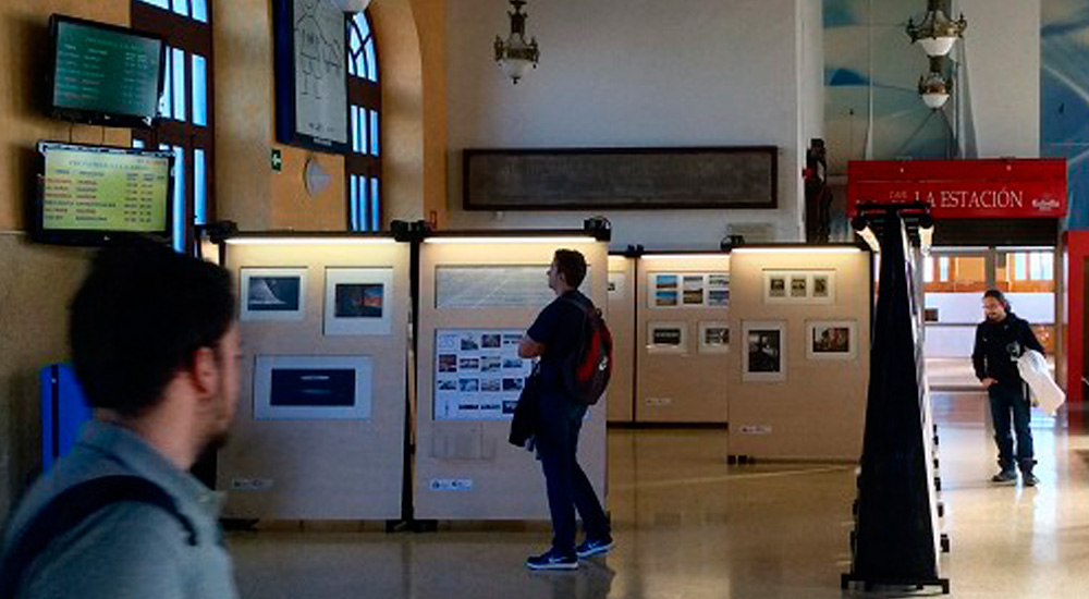 La exposición fotográfica ‘Caminos de Hierro’ visita la estación de Cartagena La exposición fotográfica ‘Caminos de Hierro’ visita la estación de Cartagena